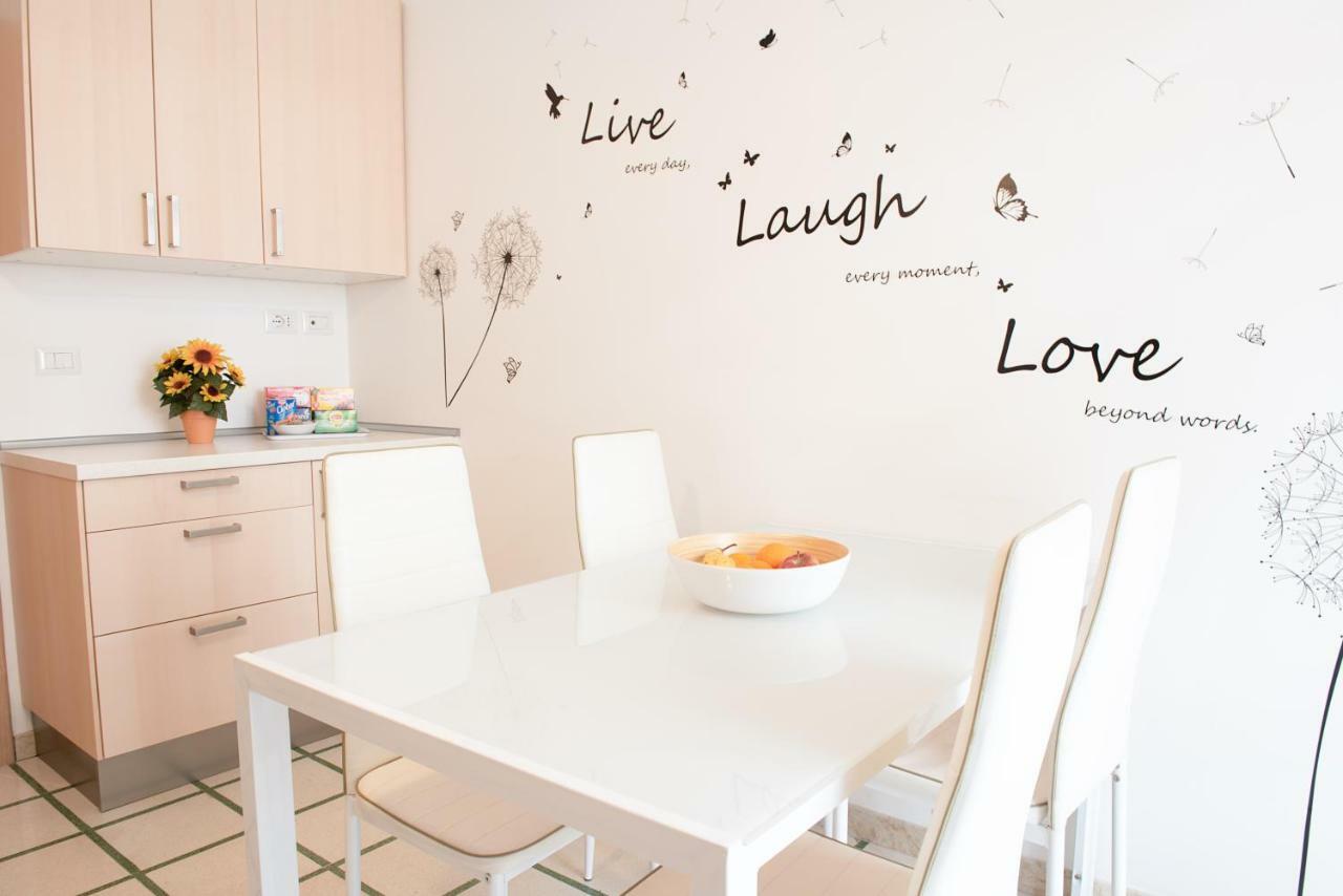 צ'יוויטווקיה Michelangelo Apartment מראה חיצוני תמונה